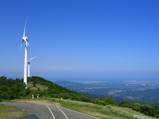 青山高原、風力発電(PIXTA)