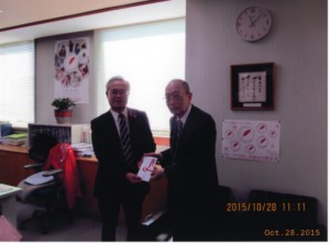 松本定巳常務理事兼事務局長(写真左)に義援金をお渡しする勝亦毅千葉県地区長(写真右)