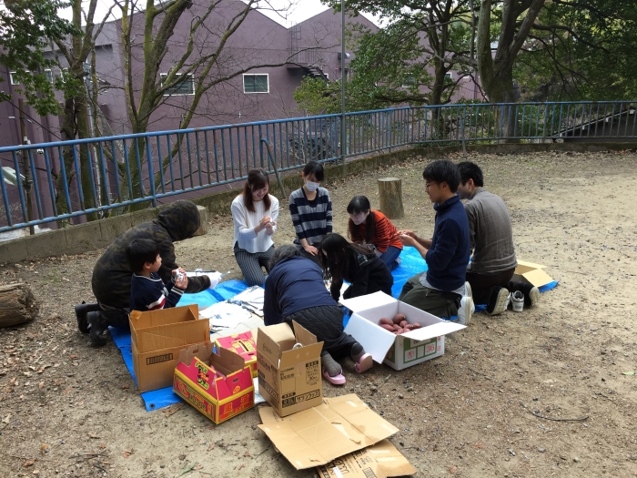 まずは、さつまいもをアルミでくるむ作業から