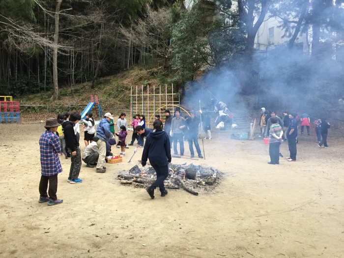 焚き木をしている間に、子どもたちと遊びます