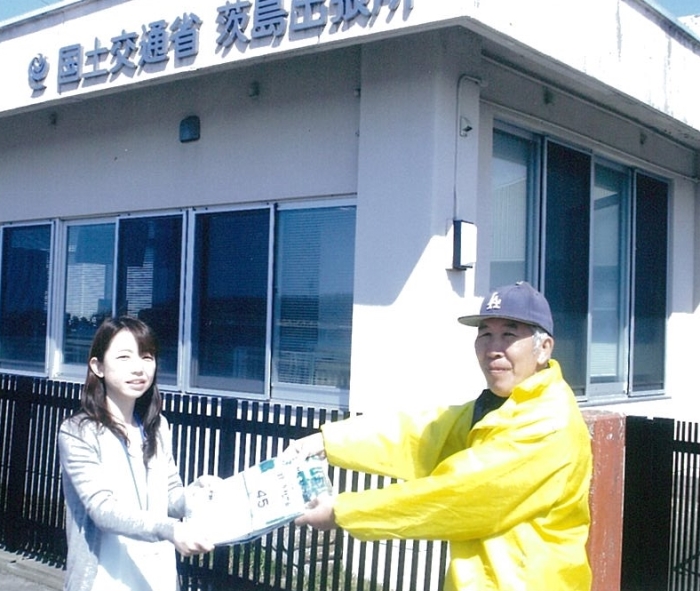 国土交通省・小川美香子さん(写真左)より、クリーン行時に使用するゴミ袋を提供いただきました。