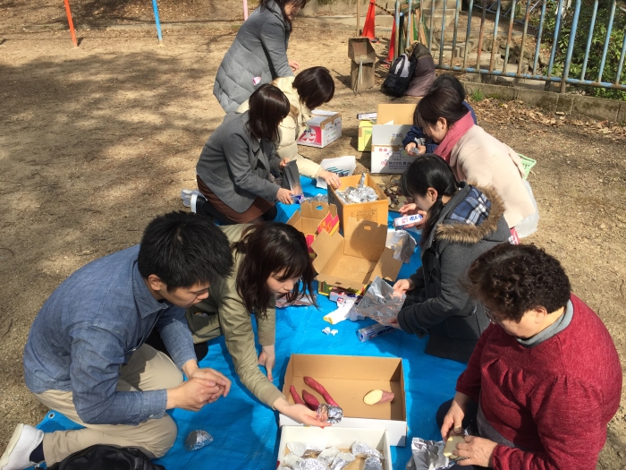 アルミホイルで丁寧にサツマイモをくるみます
