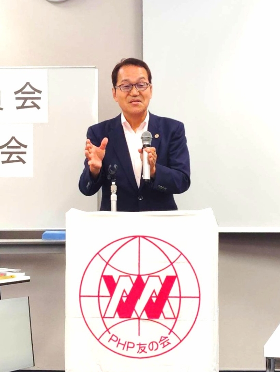 『私たちの信条』『五つのちかい』を先導してくださる河野さん 『私たちの信条』『五つのちかい』を先導してくださる河野さん