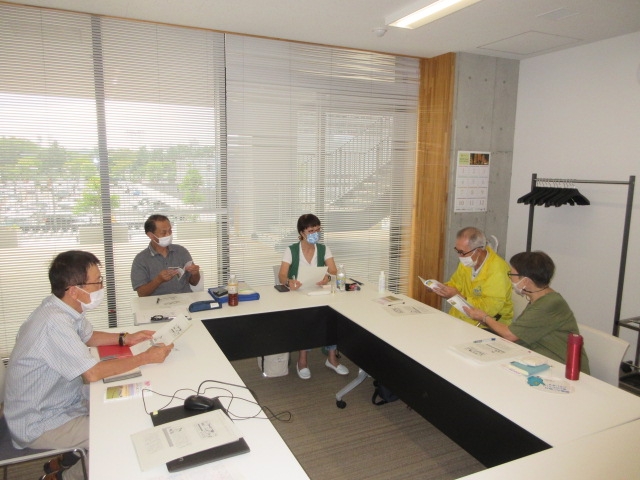 PHP誌掲載説明に熱心な児玉さん PHP誌掲載説明に熱心な児玉さん