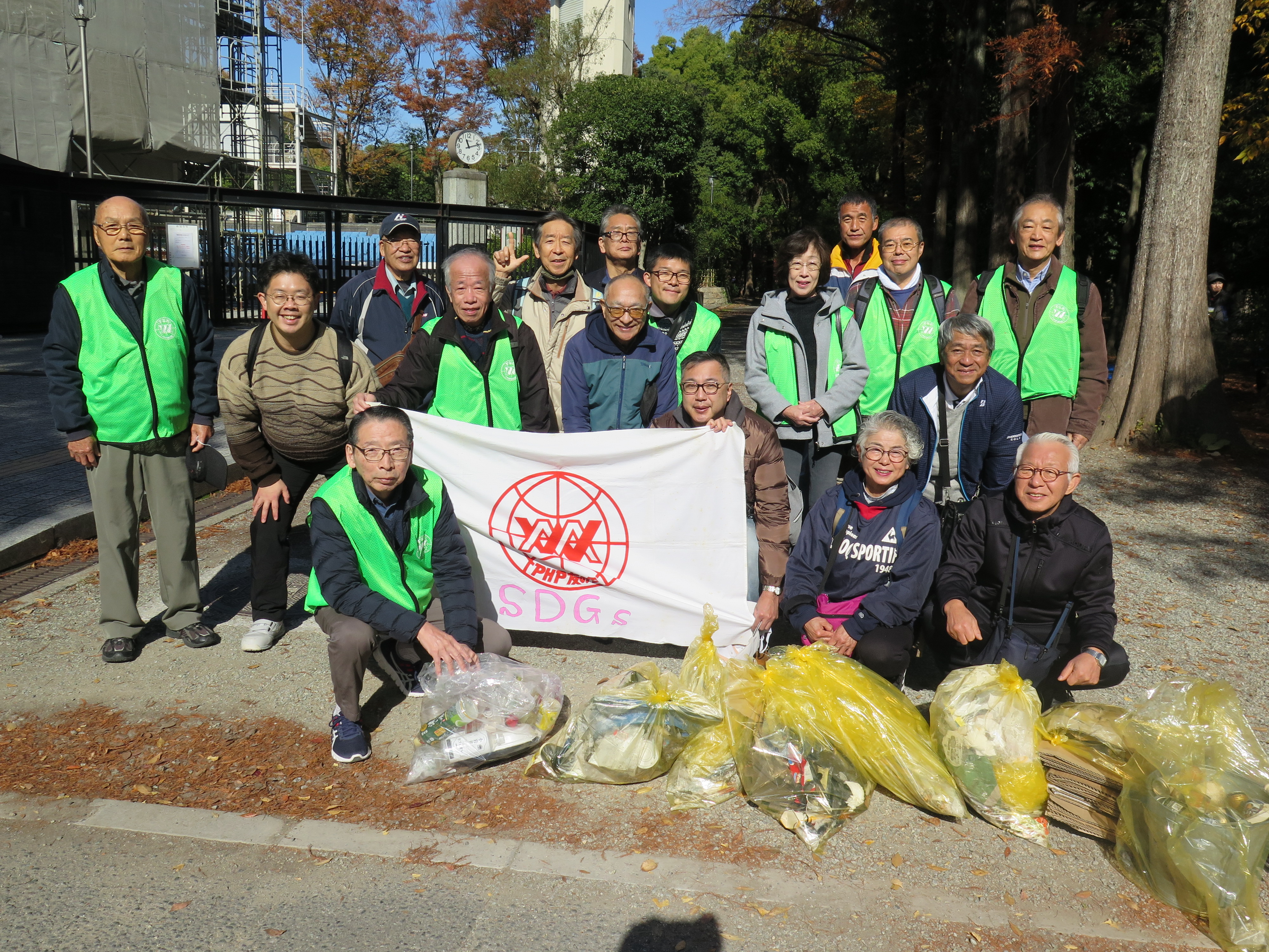 秋の好天下、大阪城公園で恒例のクリーン行（11/26）