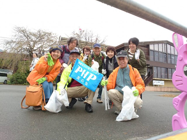 亀岡PHP読書友の会主催で、秋のクリーン行を行いました 友の会の社会貢献