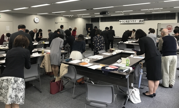 挨拶、礼の仕方を実践中。挨拶は信頼関係の潤滑油と、先生は言います